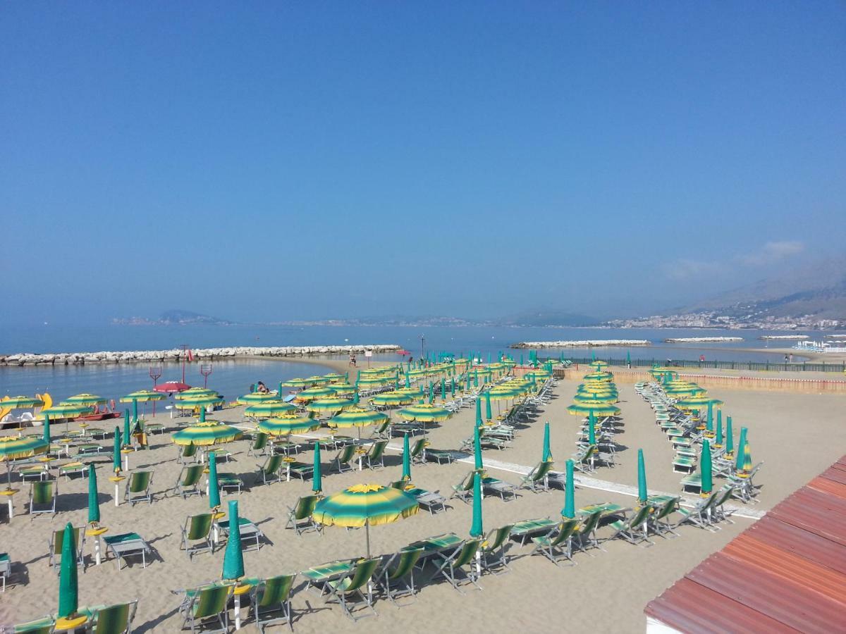 Guesthouse Holiday Formia Beach Eksteriør bilde
