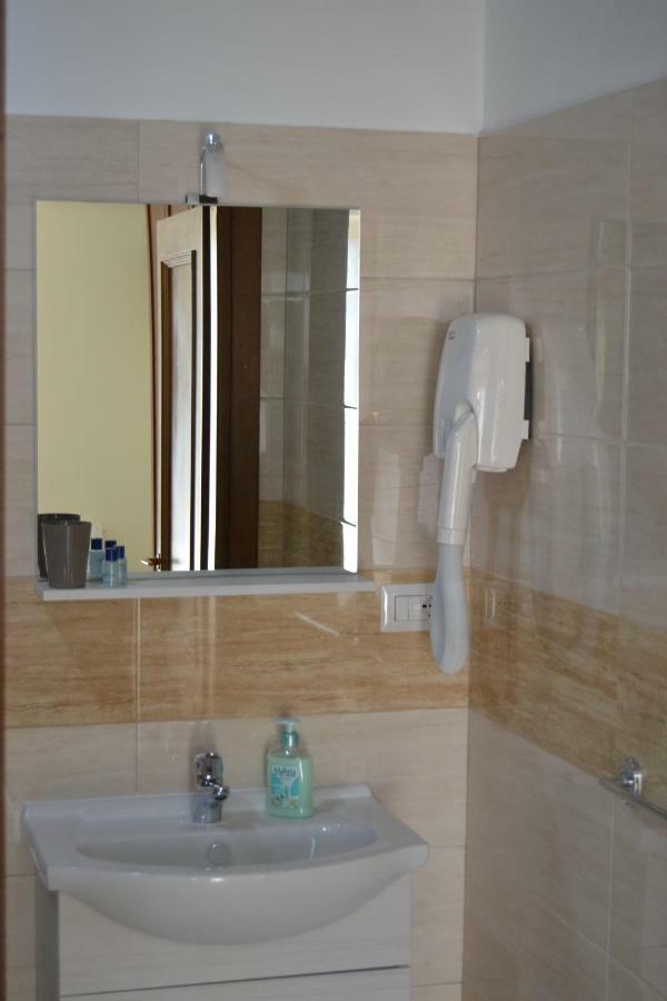 Guesthouse Holiday Formia Beach Eksteriør bilde