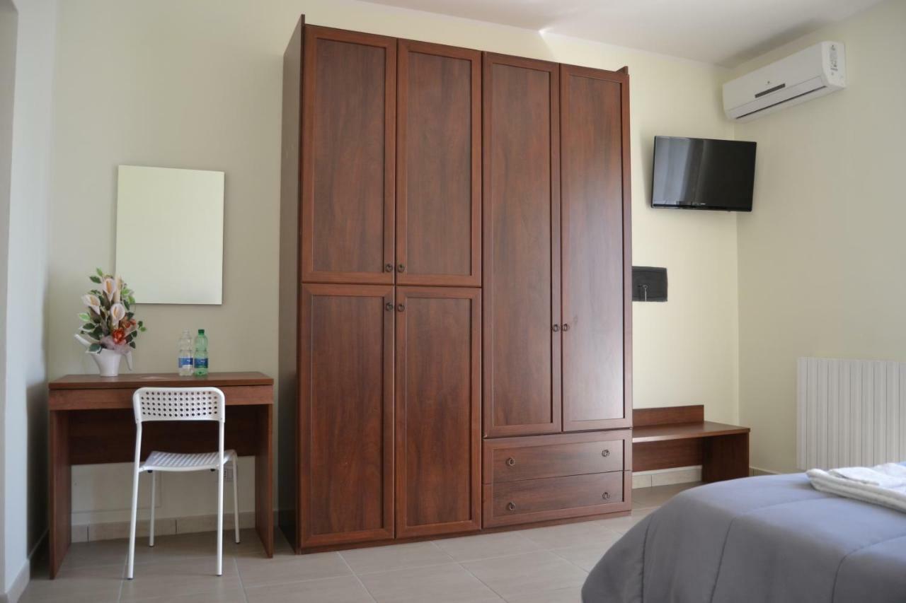 Guesthouse Holiday Formia Beach Eksteriør bilde