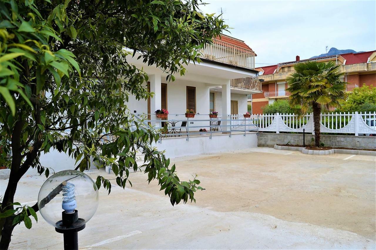 Guesthouse Holiday Formia Beach Eksteriør bilde